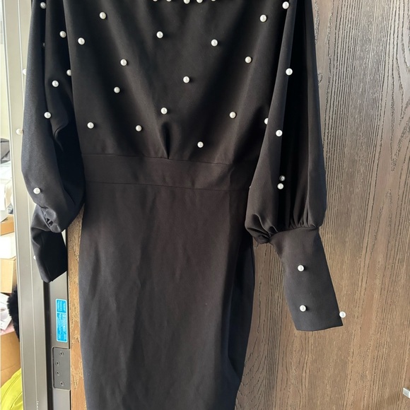 Elegant Black Dress with Pearl Accents - Picture 2 of 2